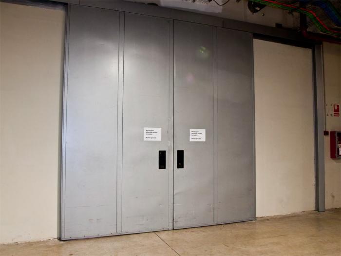 Puerta blindada industrial de dos hojas fabricada por RYST
